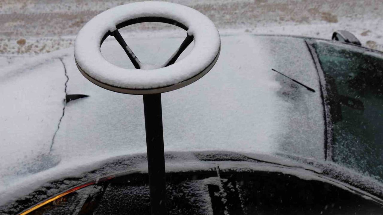 Yılın son gününde Elazığ beyaza büründü: Meteoroloji uyarısı sonrası kar yağışı