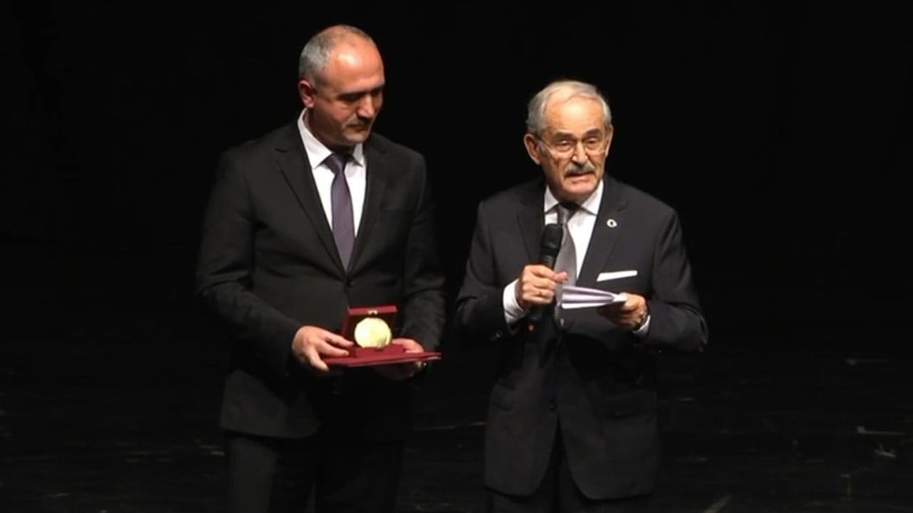 Yılmaz Büyükerşen aktif siyaseti bıraktığını açıkladı