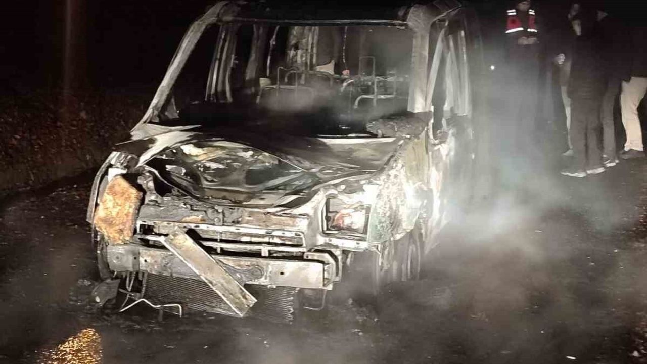 Yortan’da seyir halindeki hafif ticari araç motorundan alev alarak kullanılamaz hale geldi