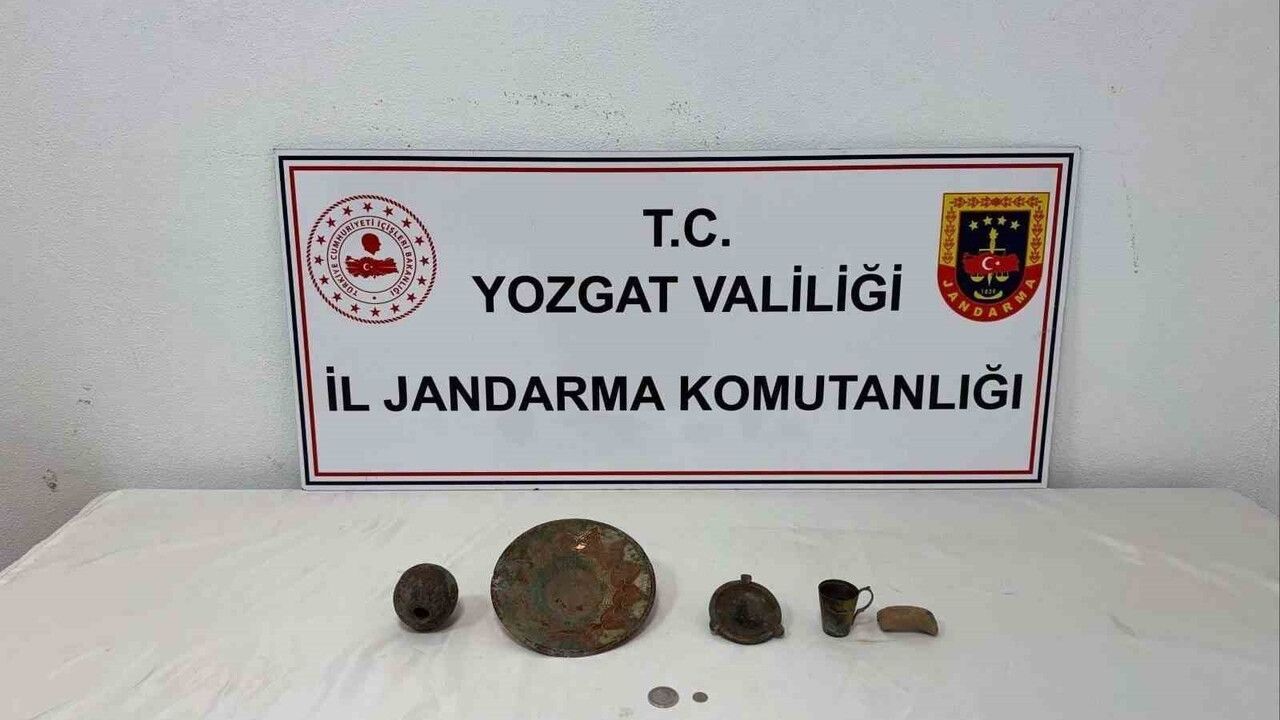 Yozgat Akdağmadeni'de Araçta Tarihi Objeler Ele Geçirildi