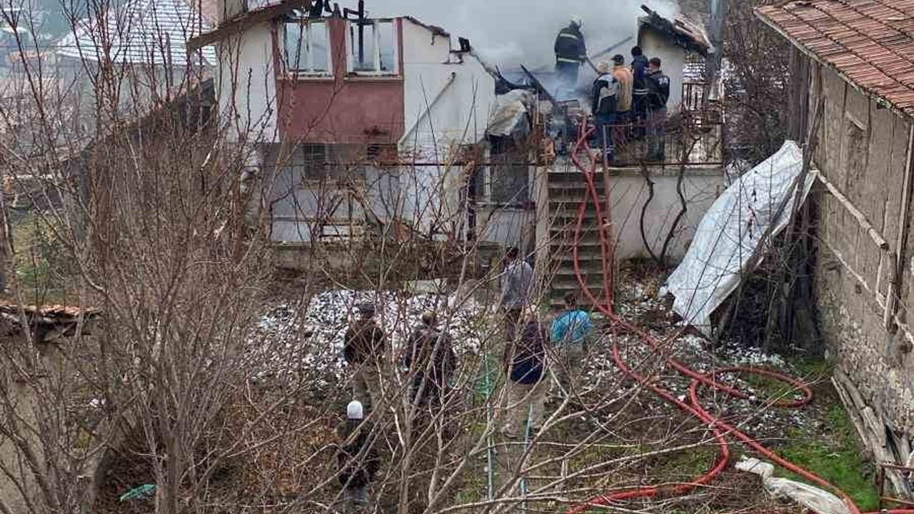 Yozgat Derbent'te teras katında çıkan yangın itfaiye tarafından söndürüldü