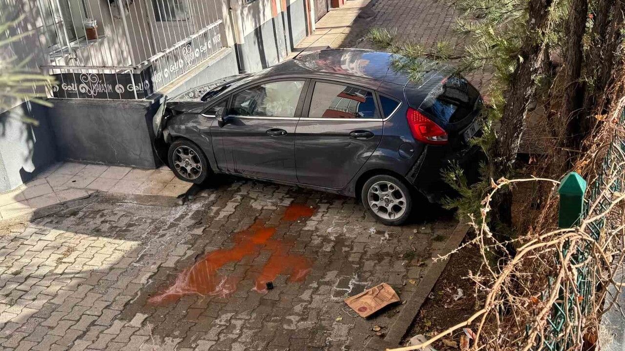 Yozgat'ta kontrolden çıkan otomobil apartman bahçesine düştü: 4 yaralı
