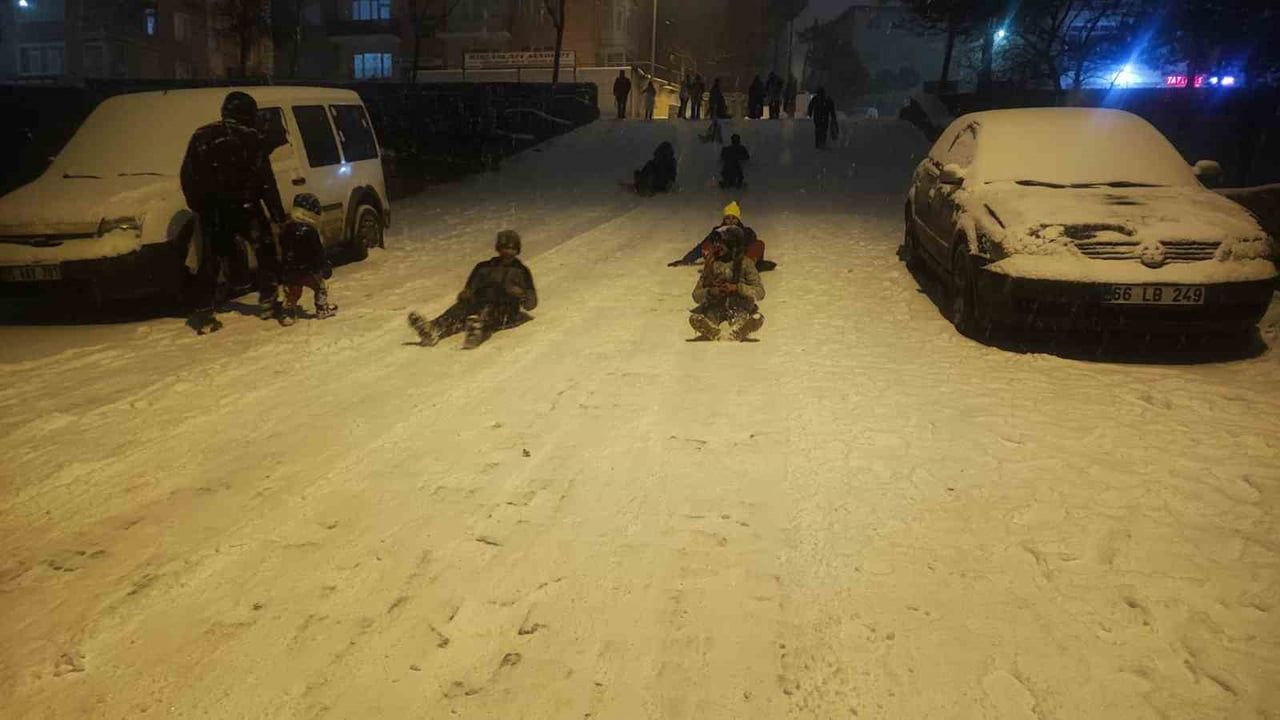 Yozgat'ta mahalle aralarında kar eğlencesi: Sokaklar geçici kayak alanına döndü