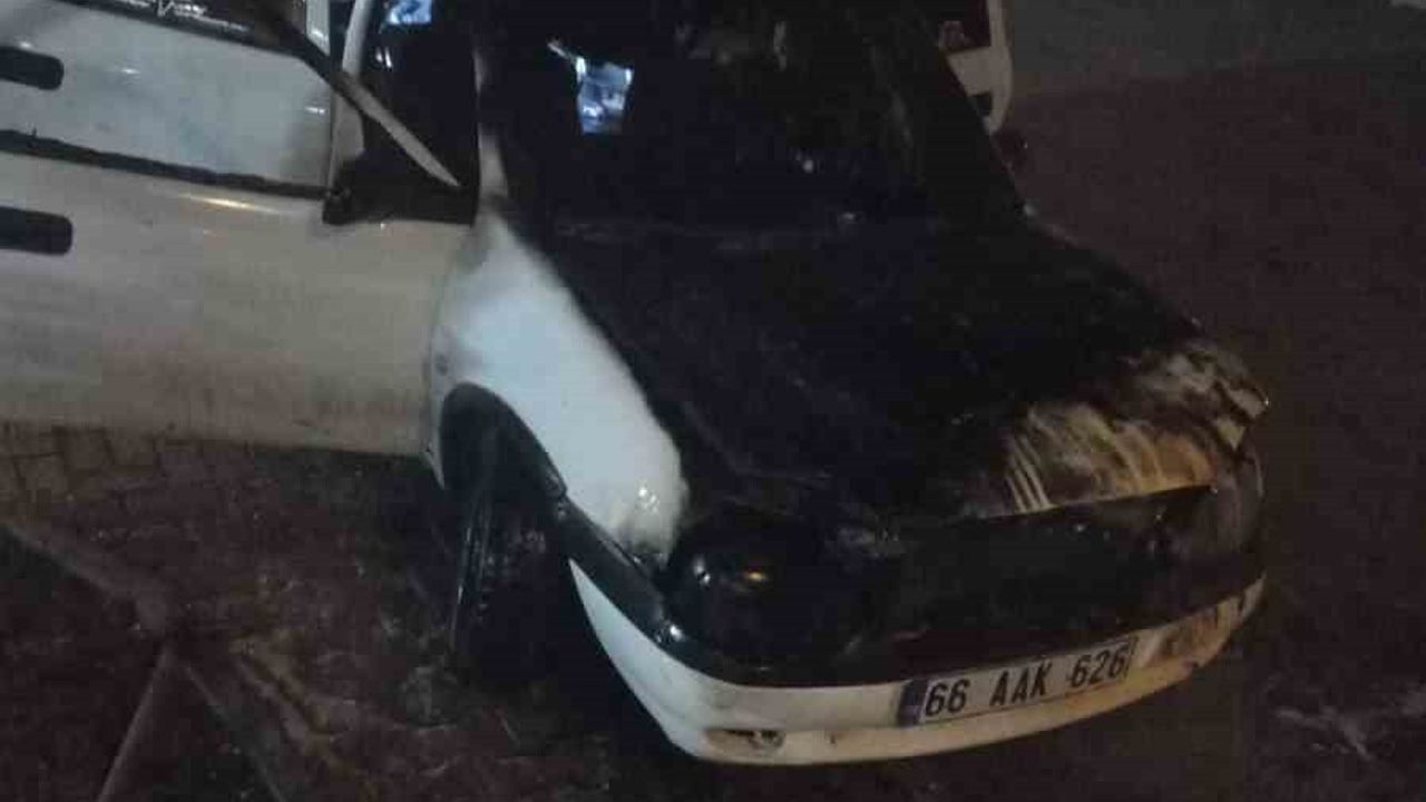 Yozgat'ta park halindeki Opel motor yangını sonrası kullanılamaz hale geldi