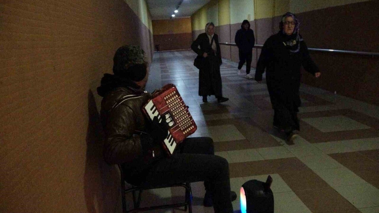 Yozgat’ta sokak müzisyeni Ersin Aşık, 22 yıldır akordeonuyla ailesine destek oluyor