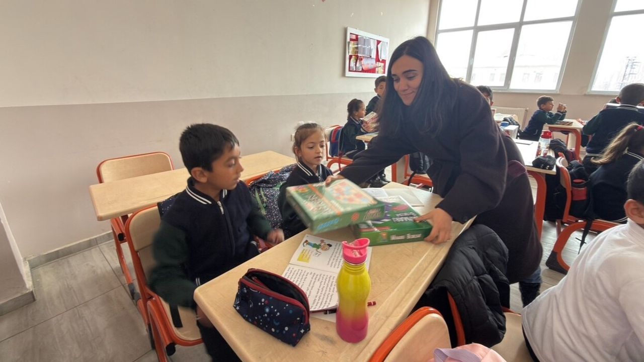 Yüksekova'da 16 okula 440 akıl ve zeka oyunu seti ile kırtasiye desteği