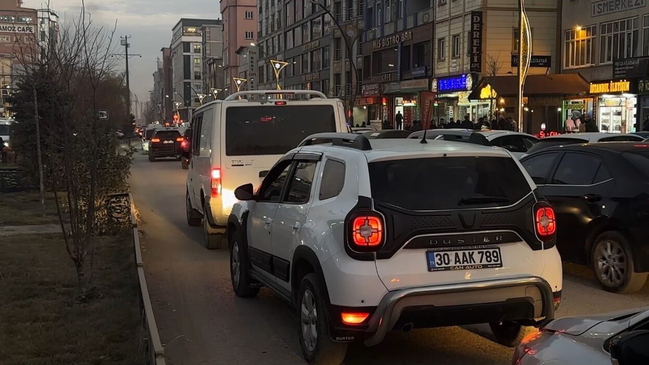 Yüksekova’da artan trafik, sürücüler ve acil servisler için sorun yaratıyor