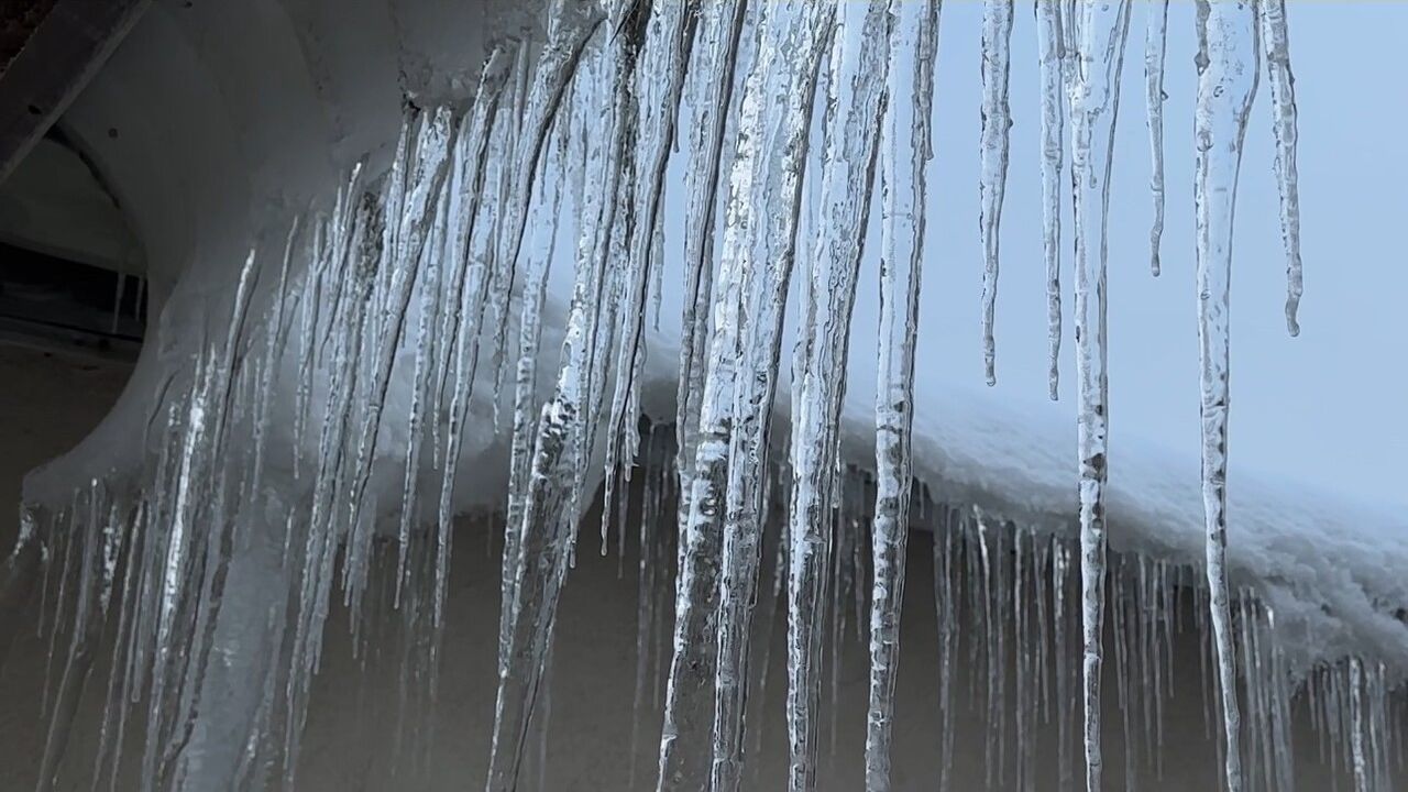 Yüksekova'da çatılarda bir metreyi aşan buz sarkıtları, görüş 10 metreye düştü