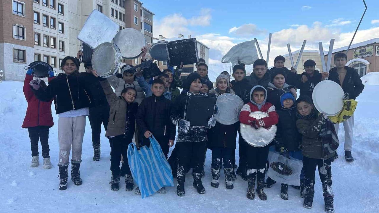 Yüksekova'da çocuklar mahalle yolunu kayak pistine dönüştürdü