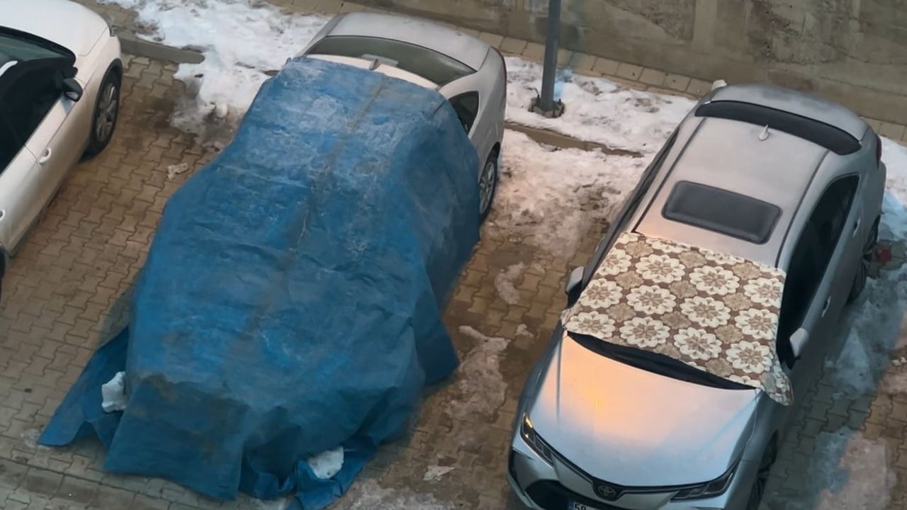 Yüksekova'da dondurucu soğuklar: Araç sahipleri battaniye ve brandalarla önlem alıyor