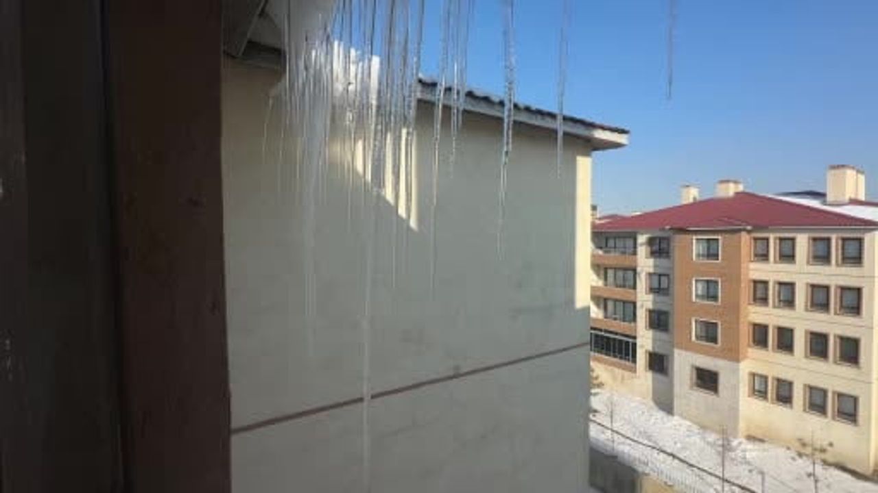 Yüksekova'da dondurucu soğuklar: buz sarkıtları 2 metreyi aştı