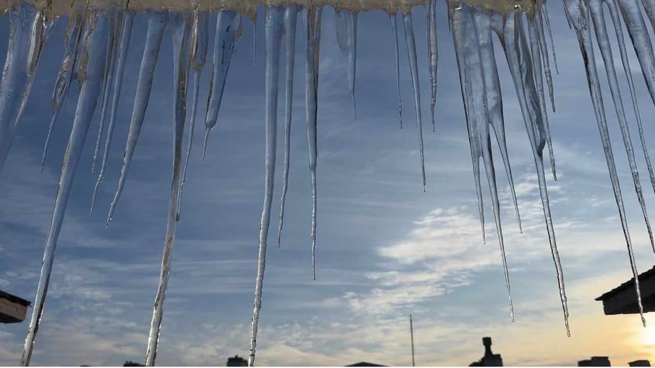 Yüksekova'da dondurucu soğuklar günlük yaşamı etkiliyor; buz sarkıtları 3 metreyi aştı