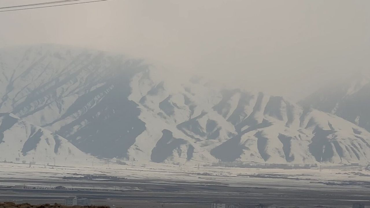 Yüksekova'da gece başlayan yağış yüksek kesimlerde kara dönüştü, dağlar beyaza büründü
