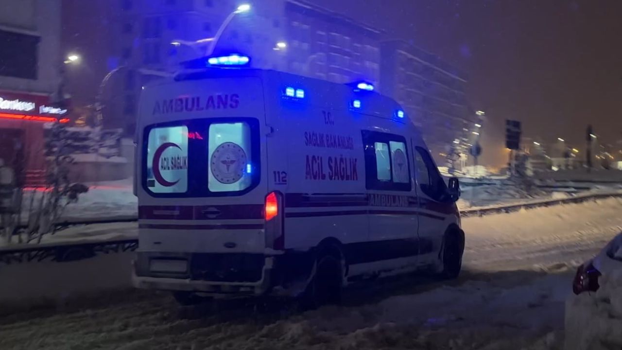Yüksekova’da gece yarısı rahatsızlanan genç, taksi şoförünün dikkati ve 112 müdahalesiyle hastaneye kaldırıldı