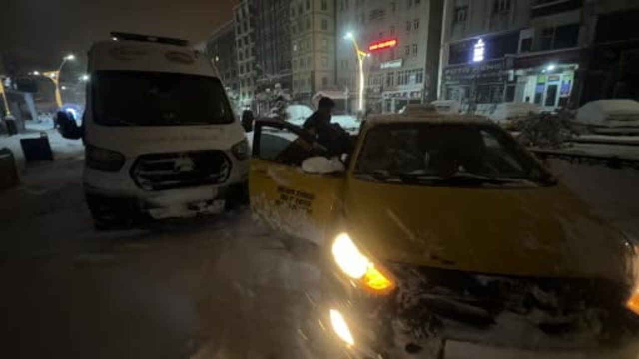 Yüksekova'da göğüs ağrısı şikayetiyle rahatsızlanan genç, taksi şoförünün dikkatiyle hastaneye yetiştirildi