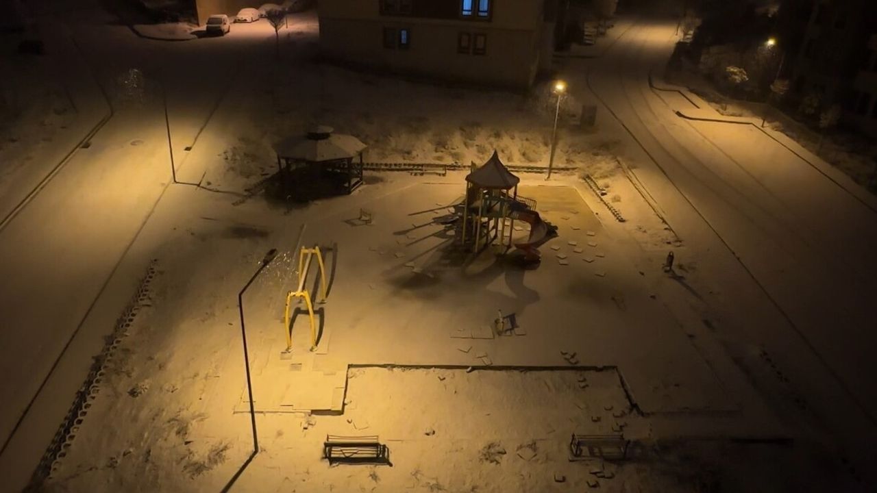 Yüksekova'da kar yağışı etkili oldu — kar kalınlığı 5 cm, sis görüşü 50 metre