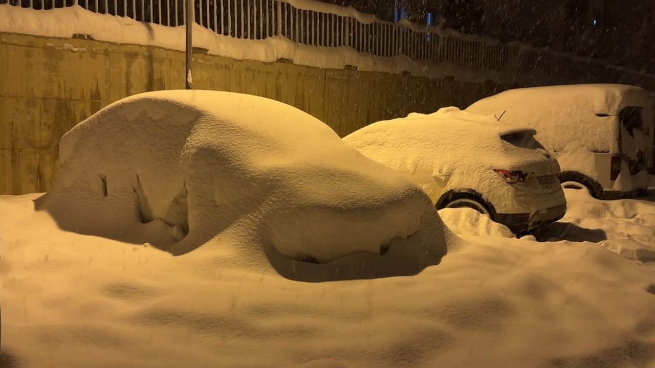Yüksekova'da kar yağışı etkisini artırdı: Merkezde 40 santimetre, yüksek kesimlerde yarım metreyi geçti