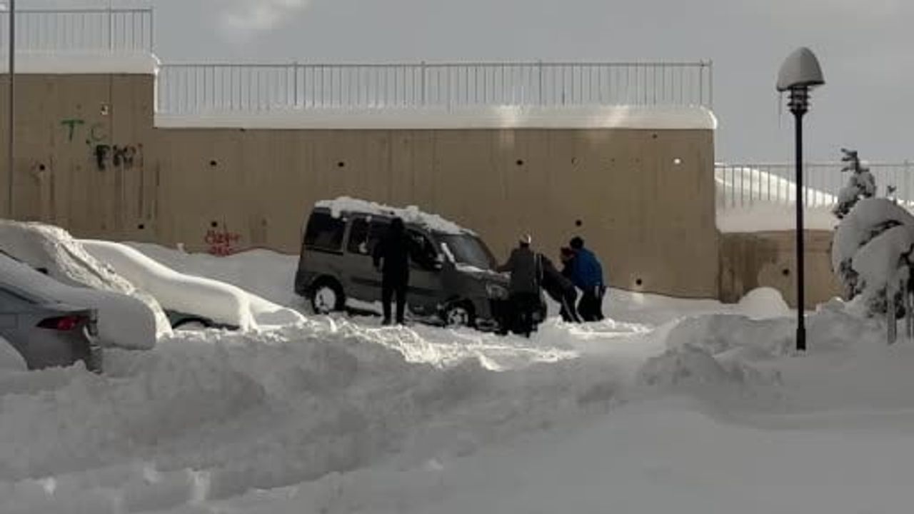 Yüksekova’da kar yağışı nedeniyle yolda mahsur kalan araç vatandaşların yardımıyla kurtarıldı