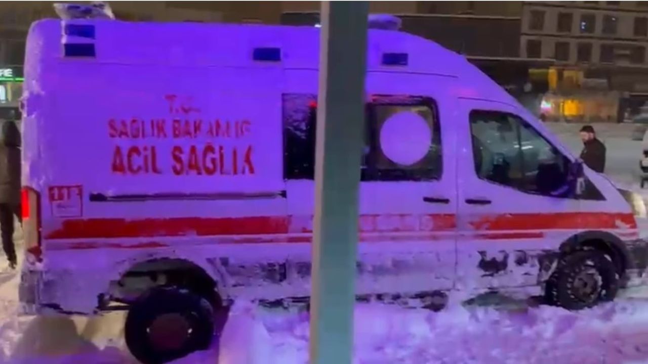 Yüksekova’da kara saplanan ambulans, İl Özel İdaresi ekiplerince kurtarıldı
