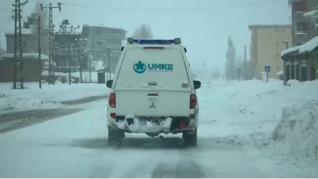 Yüksekova’da karla kapanan yolda 76 yaşındaki KOAH hastası için seferberlik: UMKE ve sağlık ekipleri 2 saatte hastaneye ulaştırdı