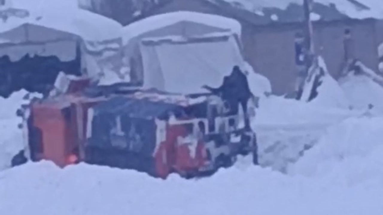 Yüksekova'da karla mücadele aracı Karlı (Befircan) köyü yolunda devrildi