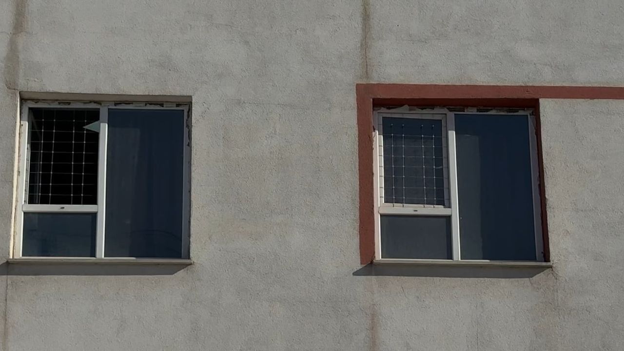 Yüksekova’da okul pencereleri çelik sistemle güvenli hale getirildi