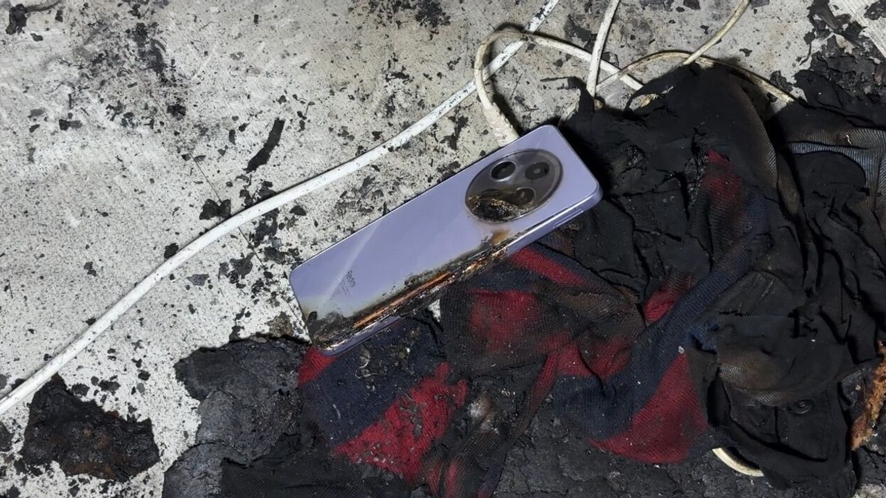 Yüksekova’da şarjda patlayan telefon yangın çıkardı; Kartal ailesinin evi kullanılamaz hale geldi