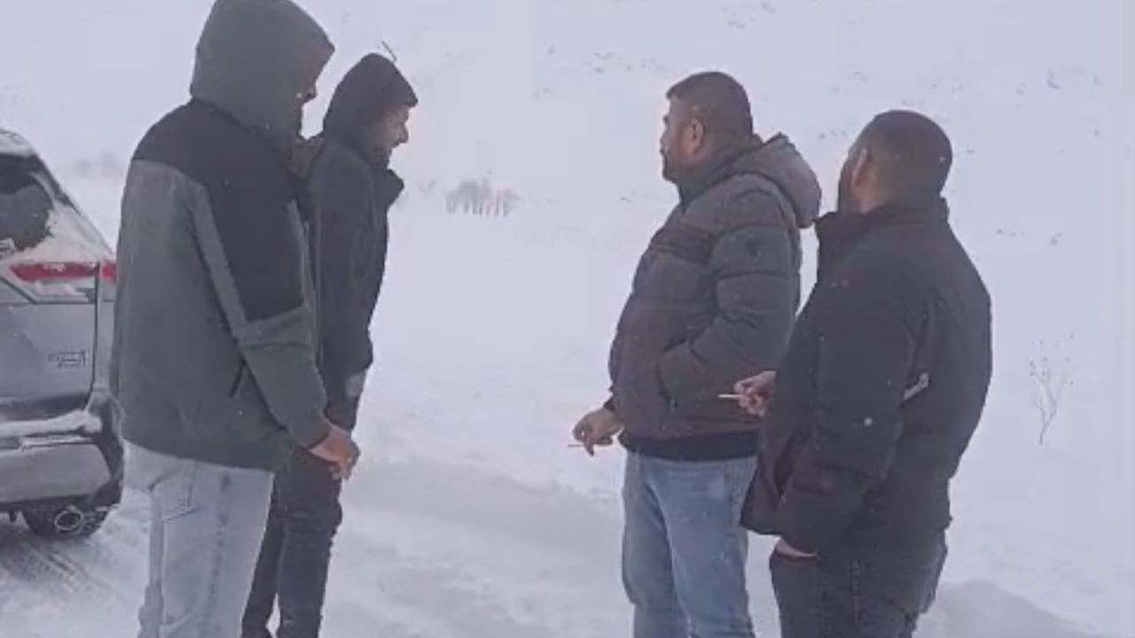 Yüksekova'da tipi ve fırtına 50 aracı yolda mahsur bıraktı, sürücüler kendi imkanlarıyla kurtuldu