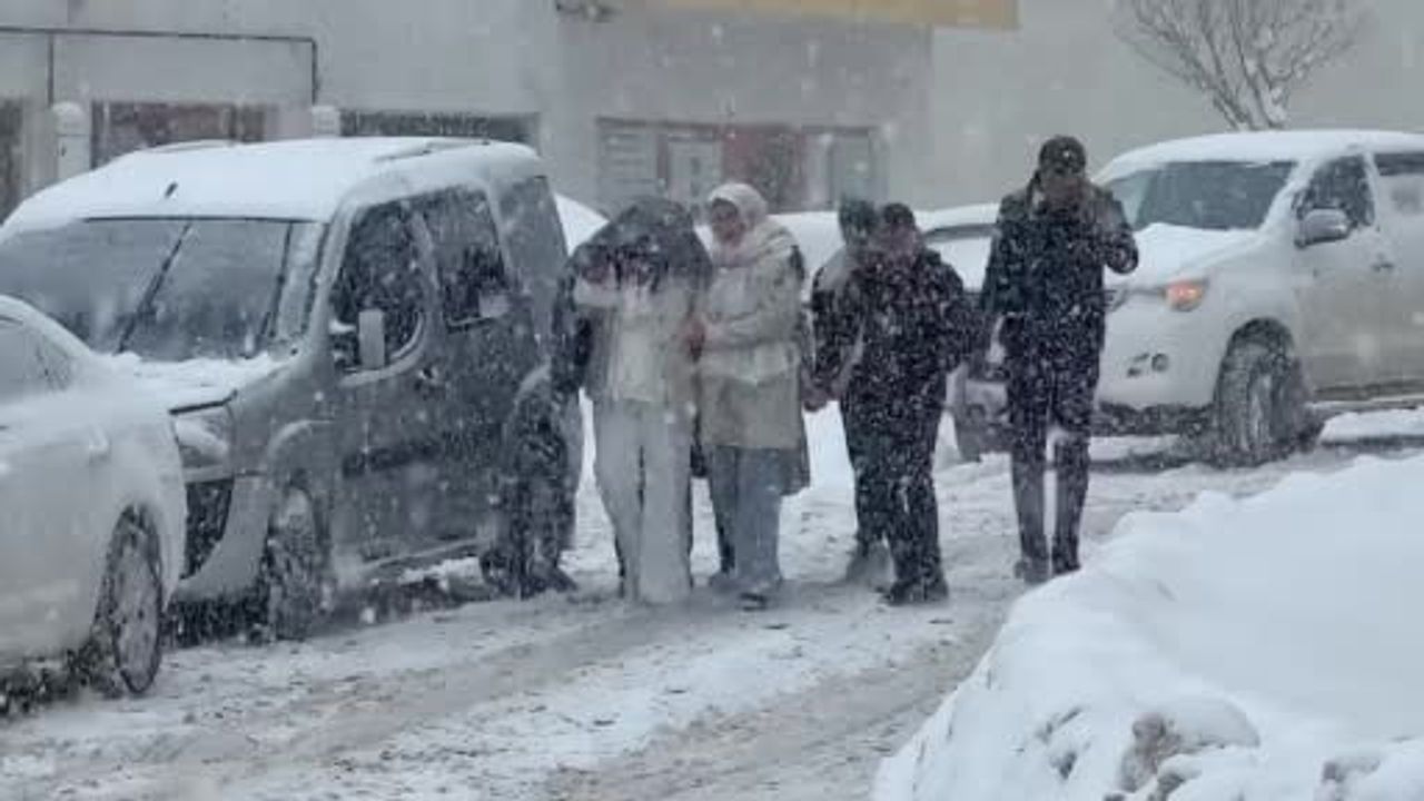 Yüksekova’da tipiye dönüşen kar ulaşımı aksattı, onlarca araç mahsur kaldı