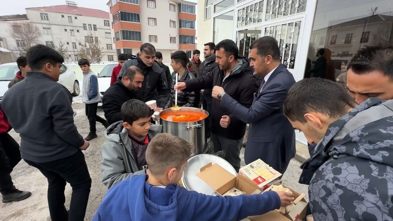 Yüksekova’da Yerli Malı Haftası kapsamında cuma namazı sonrası keledoş ikramı