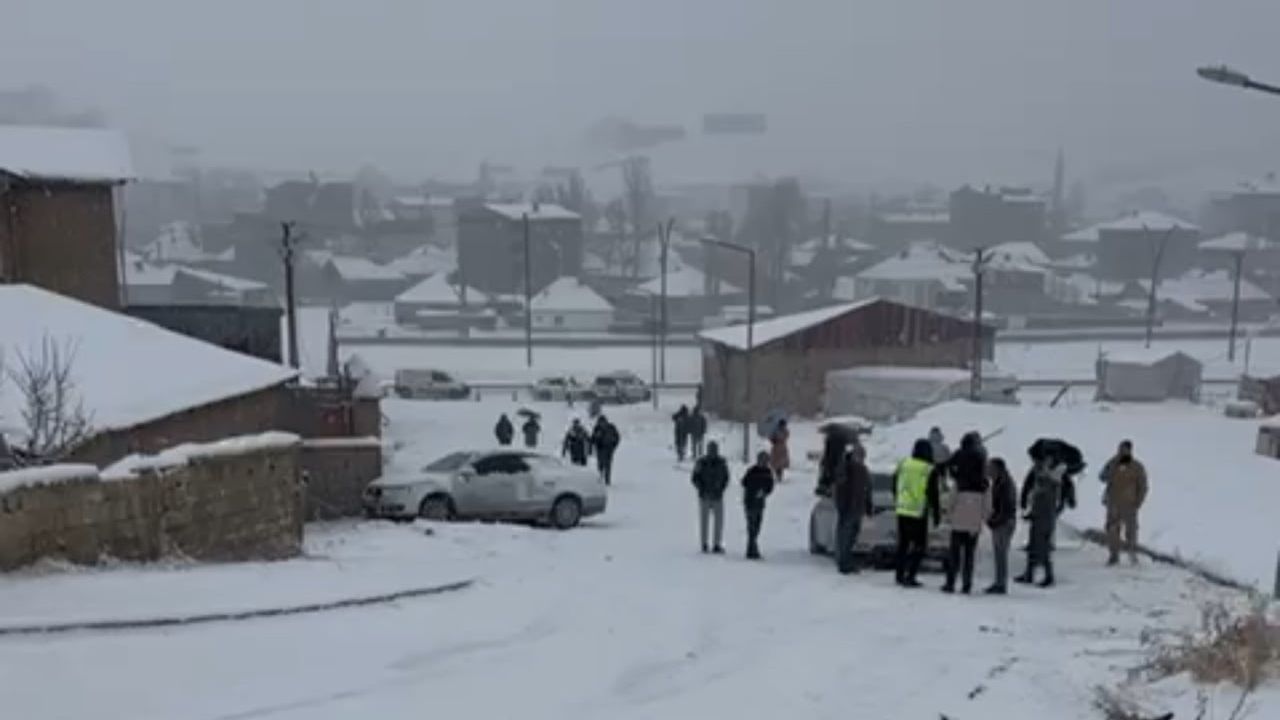Yüksekova'da yoğun kar ve buzlanma ulaşımı aksattı: 4 araç maddi hasarlı