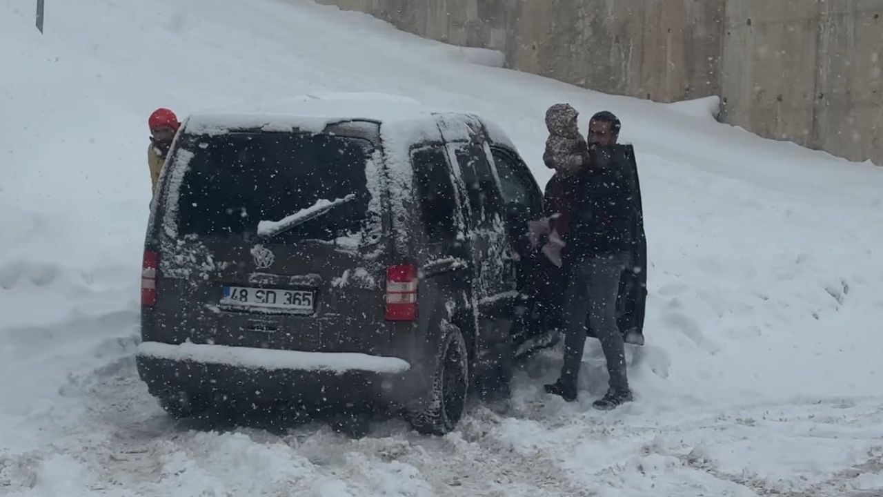 Yüksekova'da yoğun kar ve tipi nedeniyle vatandaşlar araçlarını bırakıp yürüdü