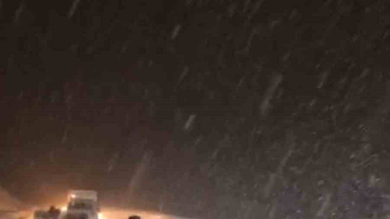 Yüksekova’da Yoğun Kar ve Tipi Ulaşımı Aksattı; Mahsur Kalan Vatandaşın Namaz Anı Kamerada