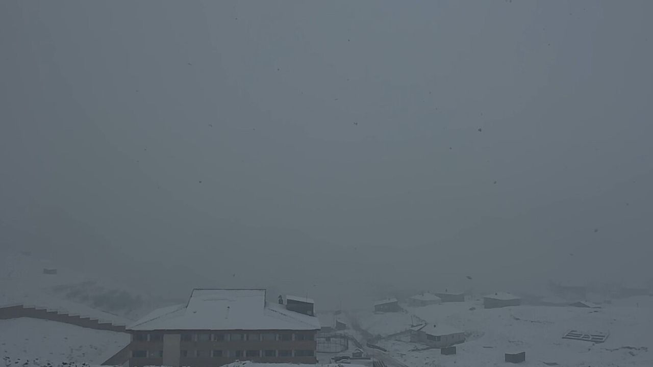 Yüksekova'da yoğun kar yağışı nedeniyle Selahaddin Eyyubi Havalimanı'nda uçuşlar durdu