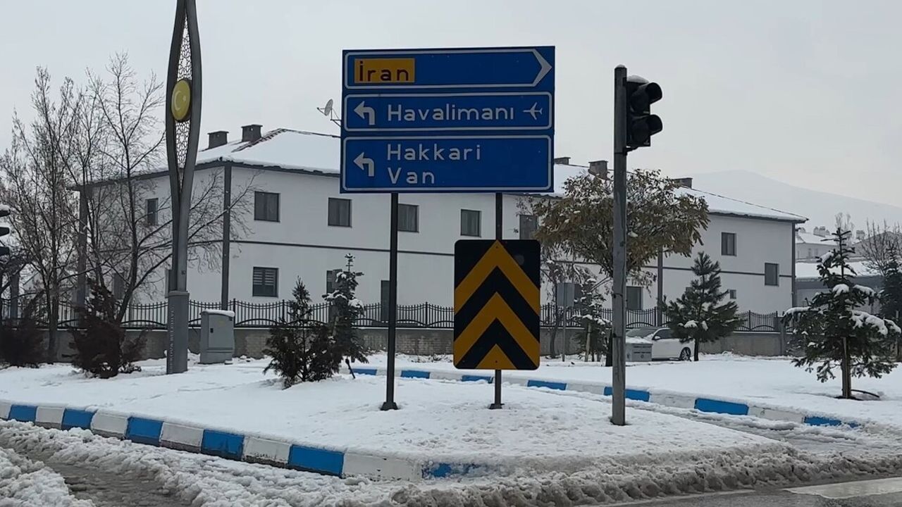Yüksekova'da yoğun kar yağışı Selahaddin Eyyubi Havalimanı uçuşlarını durdurdu