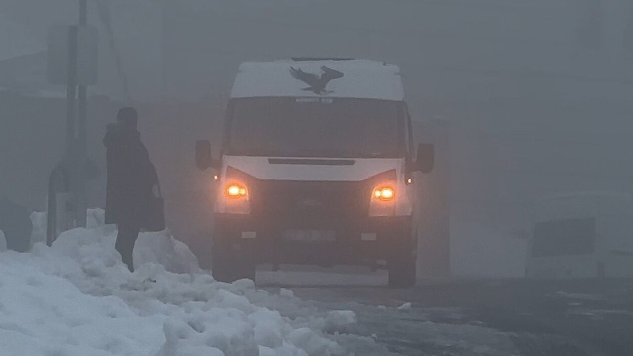 Yüksekova’da yoğun sis hayatı olumsuz etkiledi