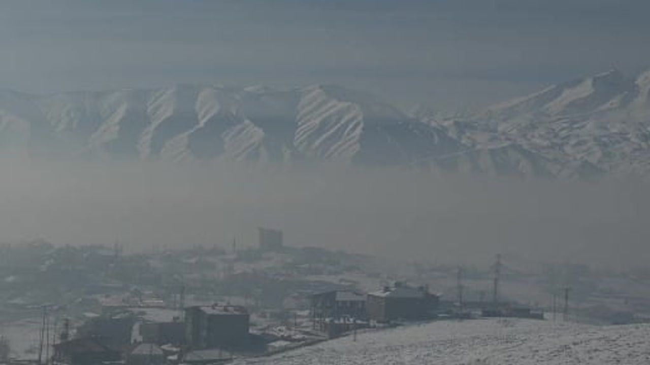 Yüksekova’da Yoğun Sis Hayatı Olumsuz Etkiledi, Kartpostallık Görüntüler Oluştu