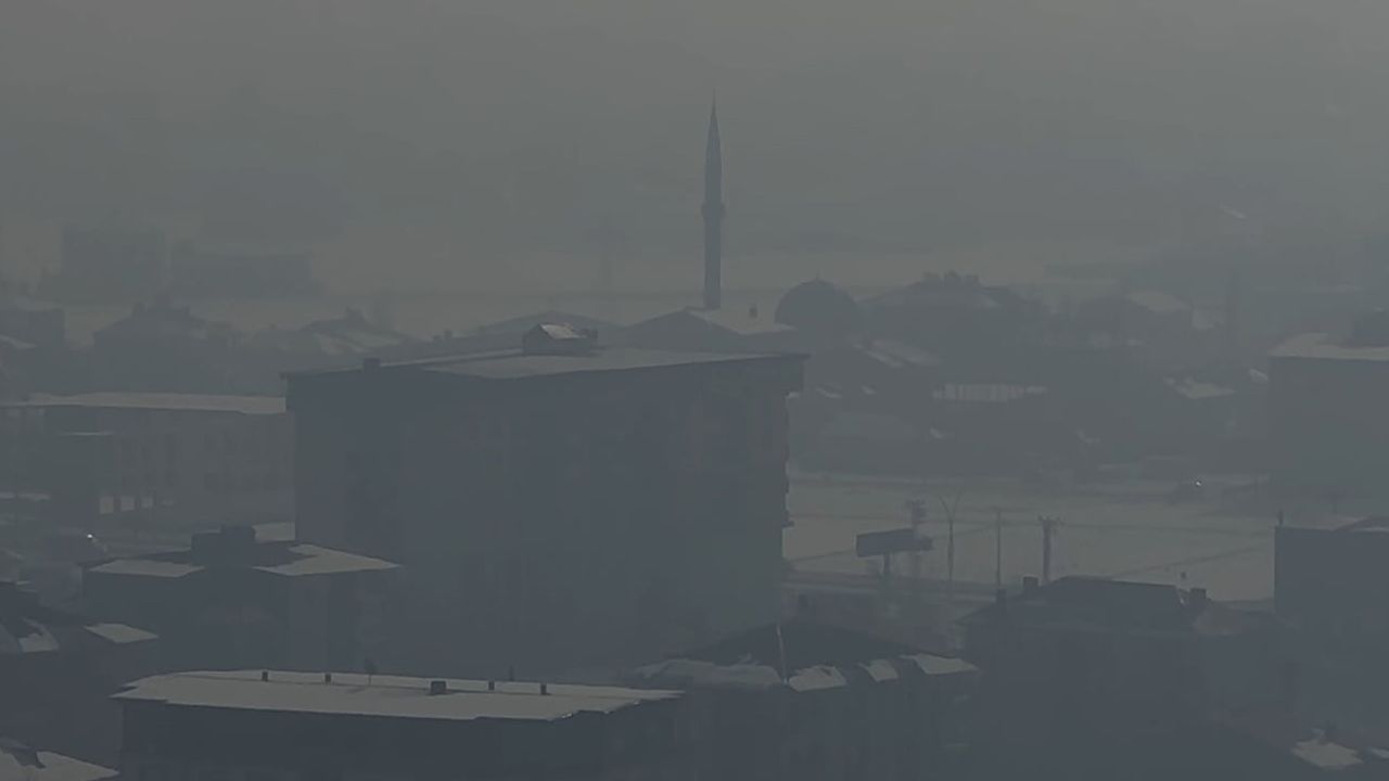Yüksekova'da Yoğun Sis Hayatı Olumsuz Etkiledi, Kartpostallık Manzaralar Oluştu