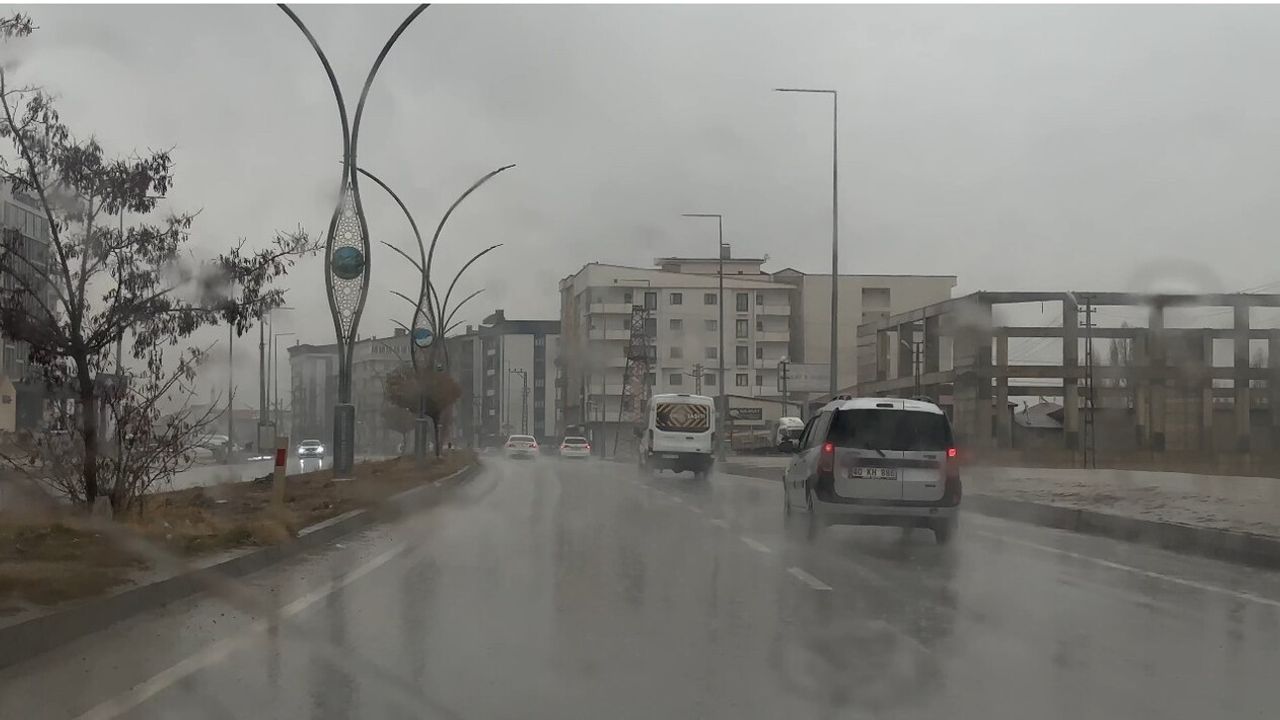 Yüksekova'da yoğun yağış uçak seferlerini durdurdu