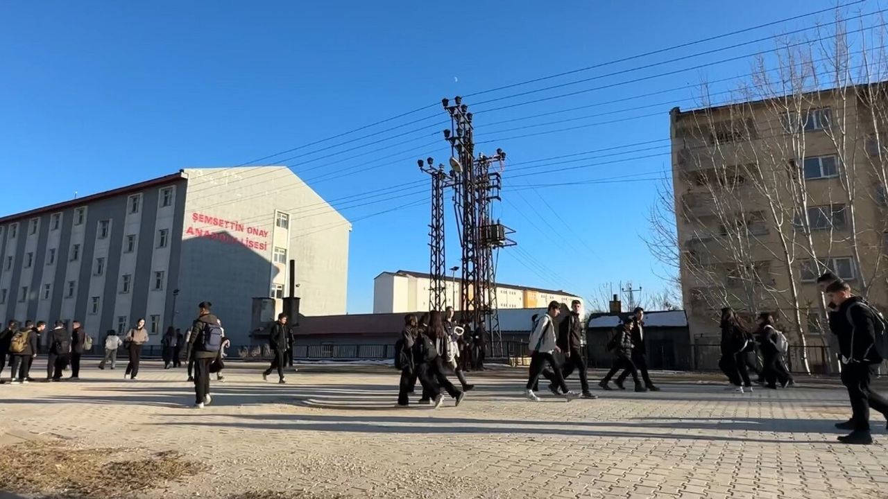 Yüksekova İpekyolu'ndaki elektrik direkleri can ve mal güvenliğini tehdit ediyor