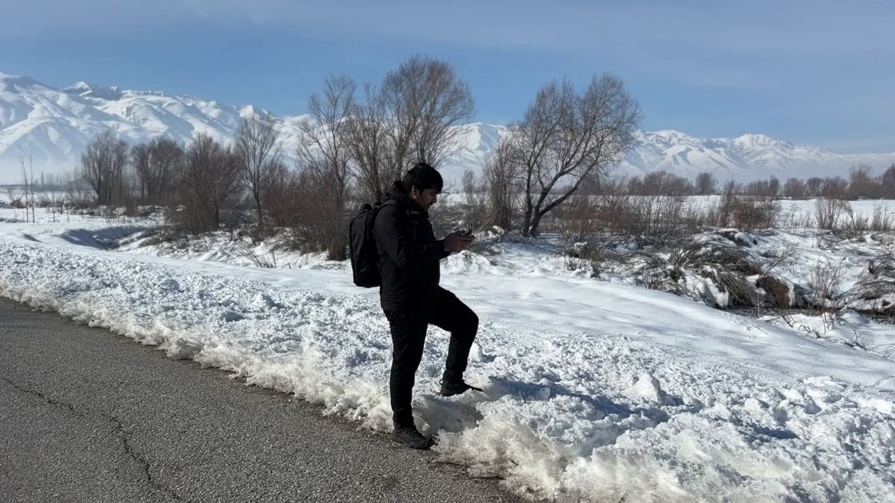 Yüksekova'nın Karla Örtülü Menderesleri Cilo Dağı ile Bütünleşen Kartpostallık Manzara Sunuyor