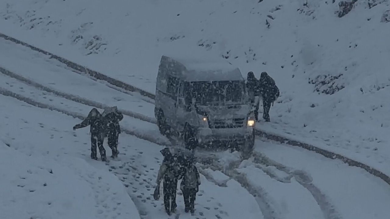Yüksekova yoğun kar yağışıyla beyaza büründü