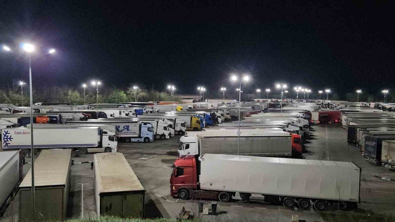 Yunanistan'daki çiftçi eylemleri tır trafiğini aksattı; Bulgaristan'da 32 km kuyruk