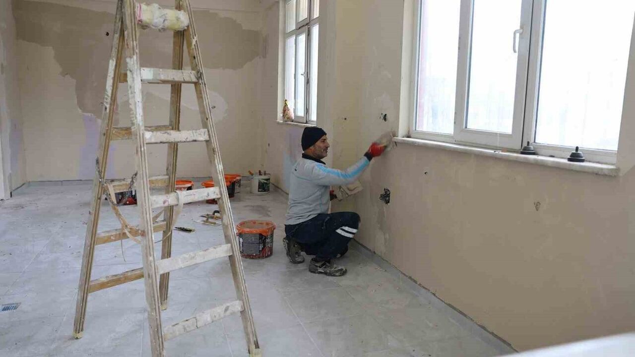 Yunusemre Belediye Başkanı Semih Balaban Emekli Kafe çalışmalarını yerinde inceledi