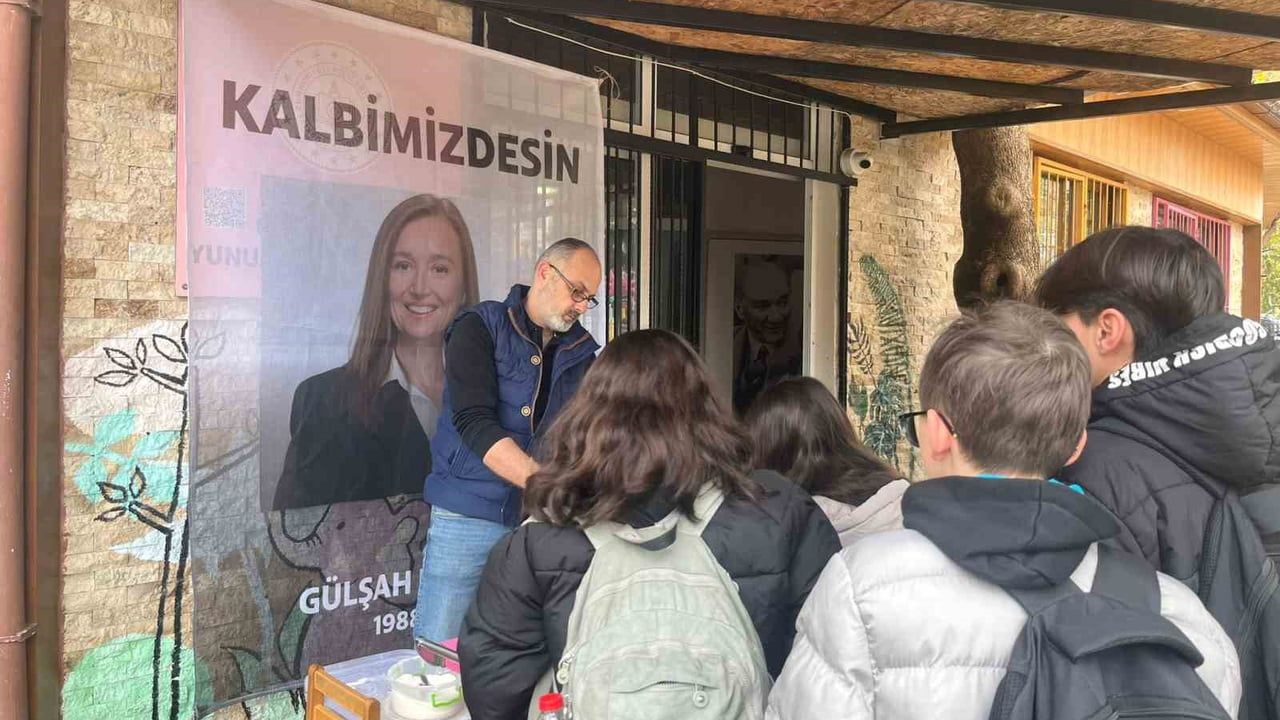 Yunusemre Kaynak Anaokulu'nda pamuk şeker hayrı: Ferdi Zeyrek ve Gülşah Durbay dualarla anıldı