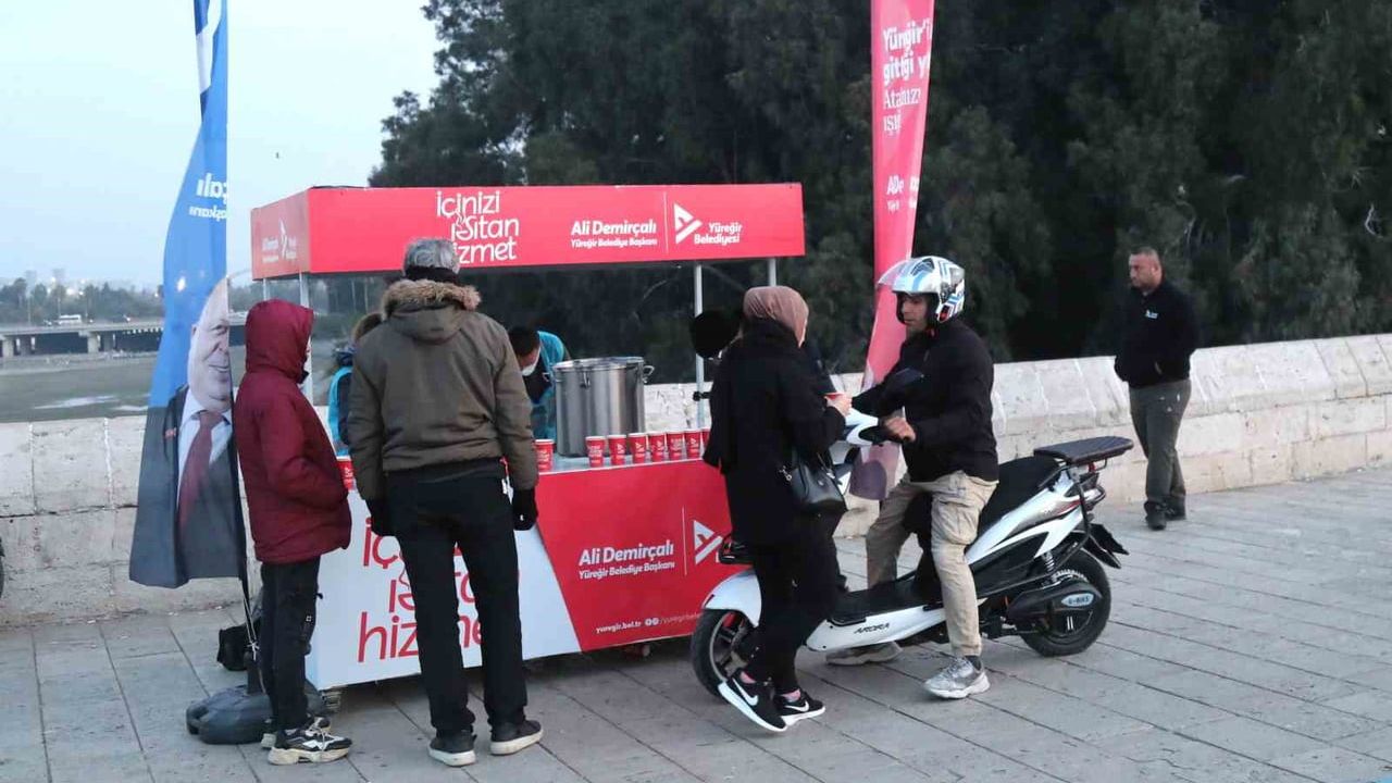 Yüreğir Belediyesi sabah erken saatlerde 5 noktada ücretsiz sıcak çorba dağıttı