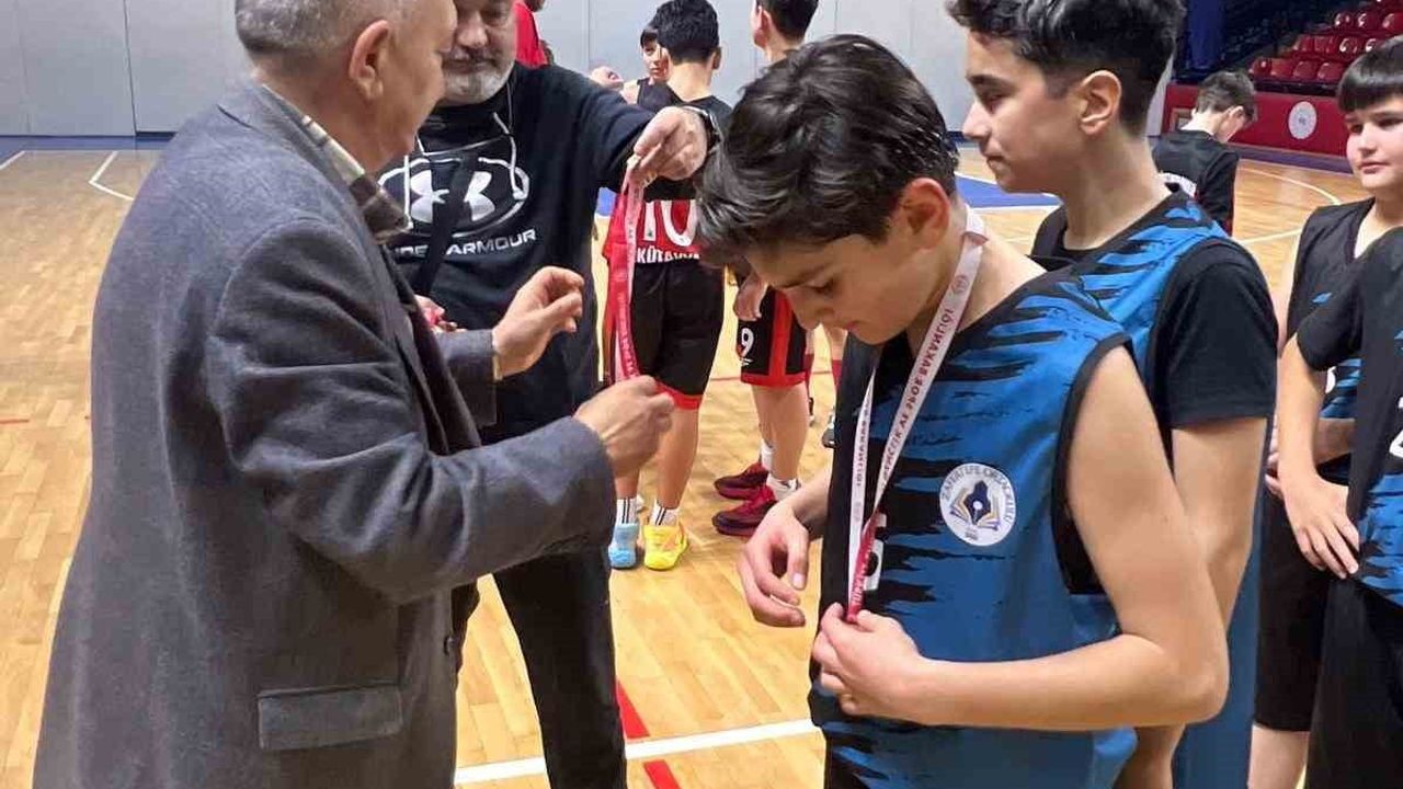 Zafertepe Ortaokulu 49-30 ile Kütahya Yıldız Erkekler Basketbol Şampiyonu