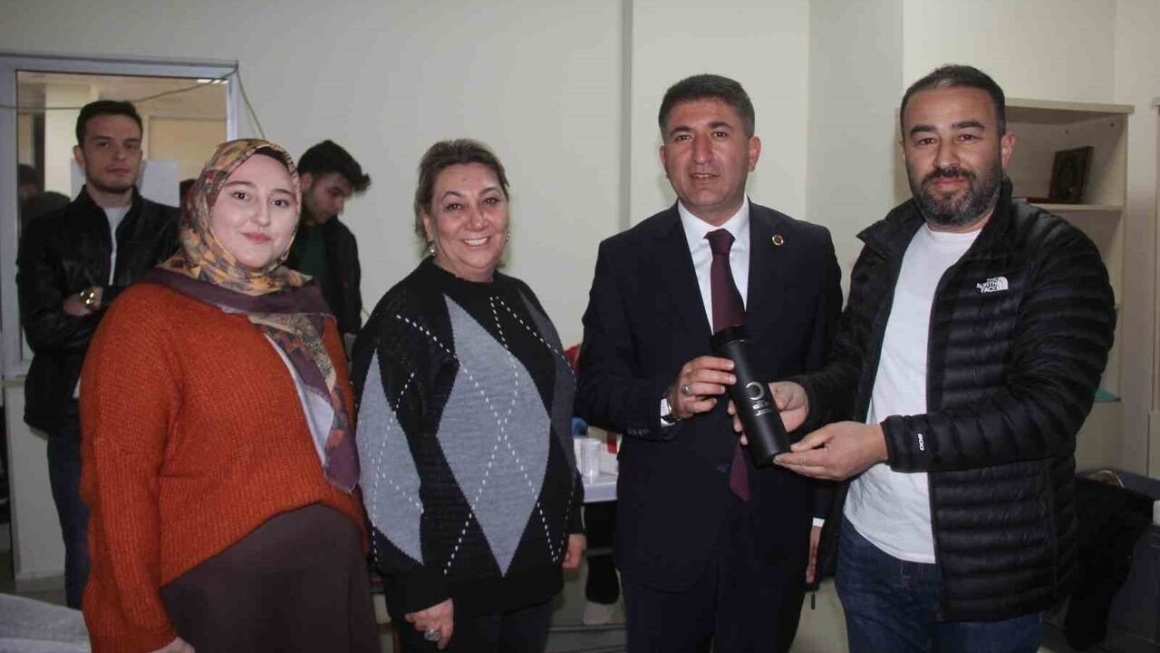 Zara'da 'Birbirimize Candan Bağlıyız' kampanyasında 76 öğrenci kan bağışladı