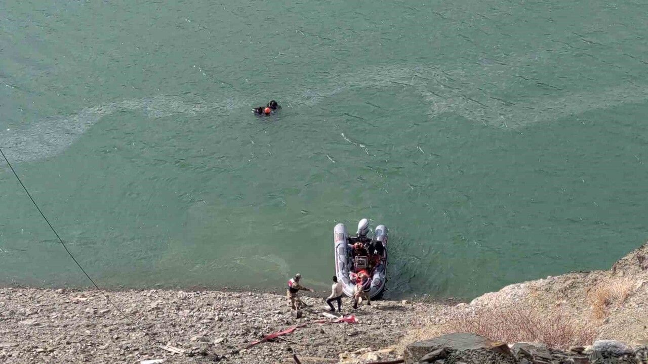 Zernek Barajı'na Uçan Otomobil Van'da 3 Gencin Ölümüne Yol Açtı; Araç 15 Metreden Çıkarıldı