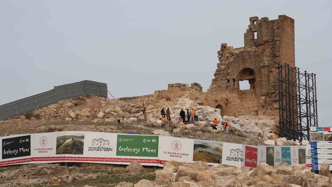 Zerzevan Kalesi'nde restorasyon çalışmaları genişliyor